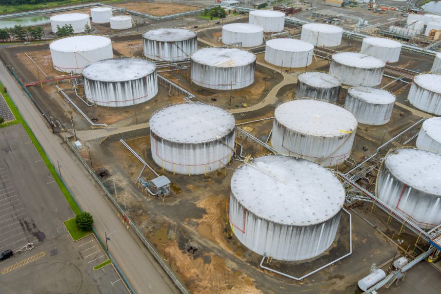 Volatilität an den Ölmärkten setzt sich fort – Exportstopps drohen Ölspeicher im Nahen Osten zu überfüllen – Heizöl etwas teurer