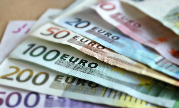 Kohlenwasserstoffwirtschaft begrüßt Initiative der Regierung Strategiedialog zur Lage und Zukunft von Raffinerien und Infrastrukturen Kohlenwasserstoffwirtschaft begrüßt Initiative der Regierung Strategiedialog zur Lage und Zukunft von Raffinerien und Infrastrukturen