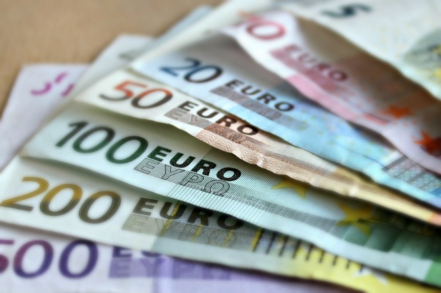 Kohlenwasserstoffwirtschaft begrüßt Initiative der Regierung Strategiedialog zur Lage und Zukunft von Raffinerien und Infrastrukturen Kohlenwasserstoffwirtschaft begrüßt Initiative der Regierung Strategiedialog zur Lage und Zukunft von Raffinerien und Infrastrukturen